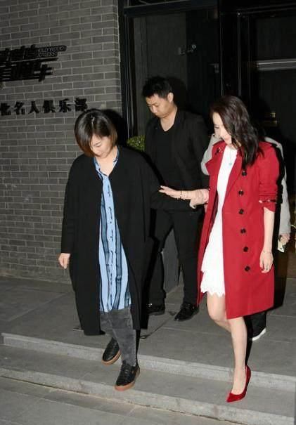 杨幂参加活动小腿紧绷,快要摔倒,只因穿了这双