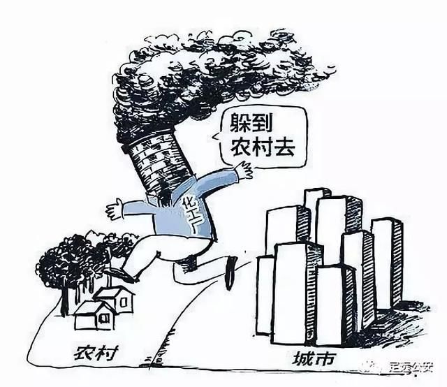 为获取不义之财 蚌埠人朱某将自己建造的 位于定远县拂晓乡 一山窝里的隐蔽工厂 高价租给江苏人陈某 二人招兵买马 一起将从江苏等地 收集废旧电路板 运输到该隐蔽工厂里 利用锅炉焚烧的方式 提炼出金属铜 日前,定远县公安局治安大队 通过悉心经营、周密部署 成功破获污染环境案件2起 抓获犯罪嫌疑人10名 扣押废电路板、铜炉渣213吨 以及大量车辆、锅炉、碾碎机 筛选床等涉案工具和物品 捣毁了两个 非法炼铜污染环境窝点 涉案金额300余万元 5月上旬 定远县公安局治安大队 接群众举报 在拂晓乡