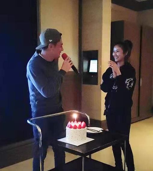 林心如霍建华罕见秀恩爱!44岁林心如素颜黑头太明显,互动超甜