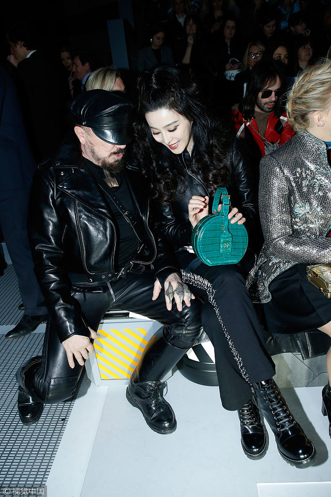 范冰冰黑色皮衣裤装亮相 妆容精致妩媚