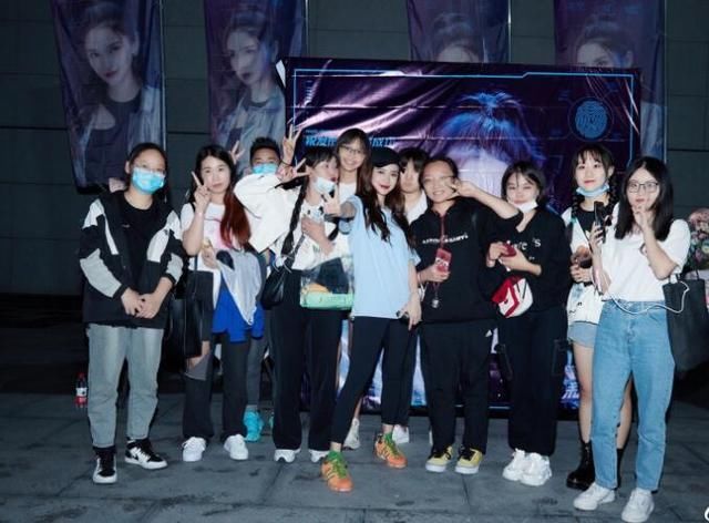 baby霸气回应和富婆圈合影站位争议：我是一个喜欢简单的人！