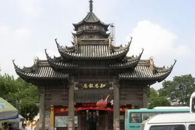 报恩寺已有560多年,仿照北京故宫布局设计,有