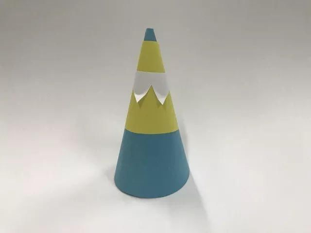用卡纸卷一个锥形纸筒做狮子的身体.