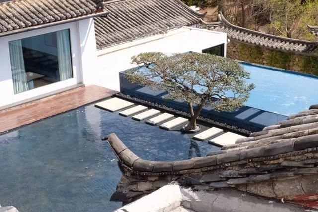 这座民宿位于玉龙雪山脚下第一村旁，是99％的游客都不知道的秘境