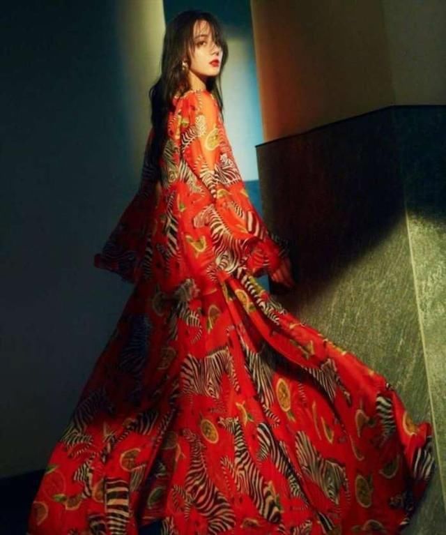 迪丽热巴登上时尚杂志费加罗最新一期的封面,