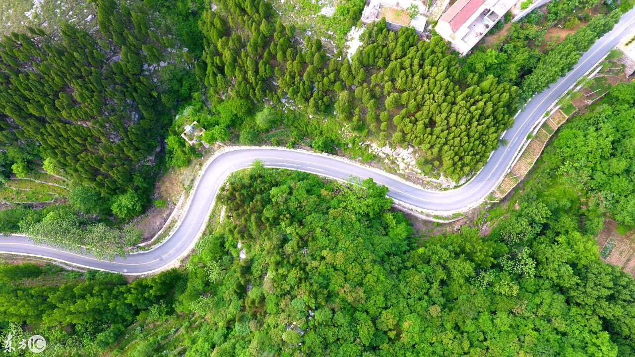 逯家岭村:始建于明永乐末年，山东莱芜境内海拔最高的岭上村庄