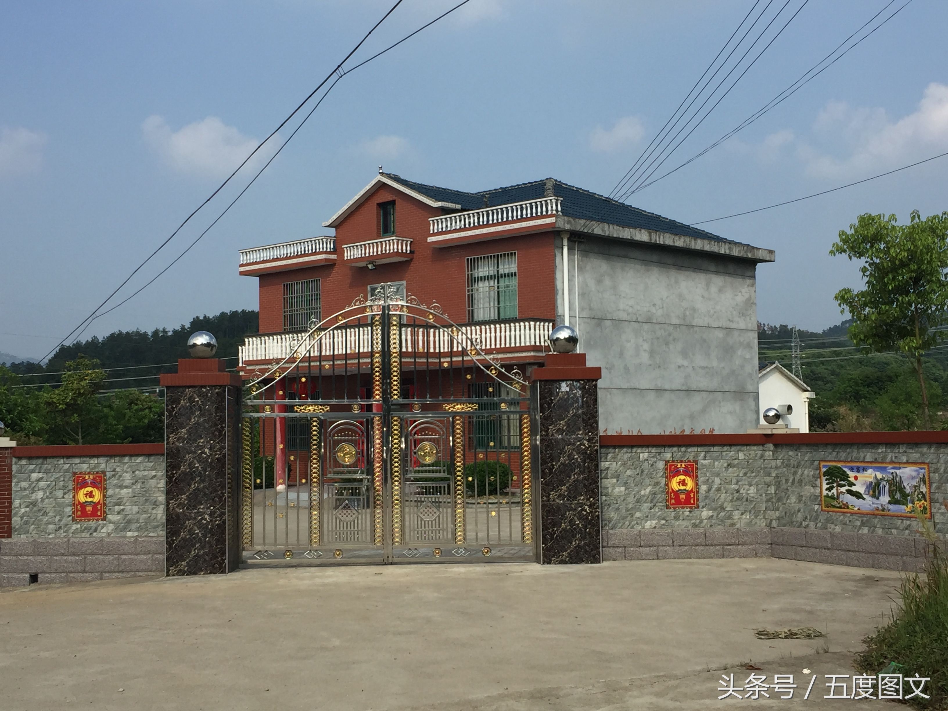 鄂东北农村的颠倒，城里人回乡建别墅住田园，村里人比着买房进城