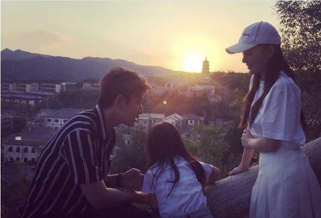 甜馨一家中秋外出游玩,甜馨穿传统服装回头一