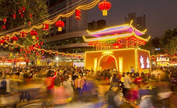 今年的除夕夜，你们家团年饭是在哪儿吃?