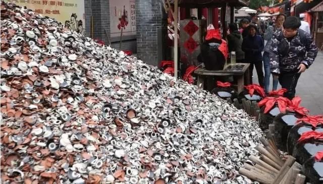 抖音炒热了西安摔碗酒 孙坚也来西安排队体验