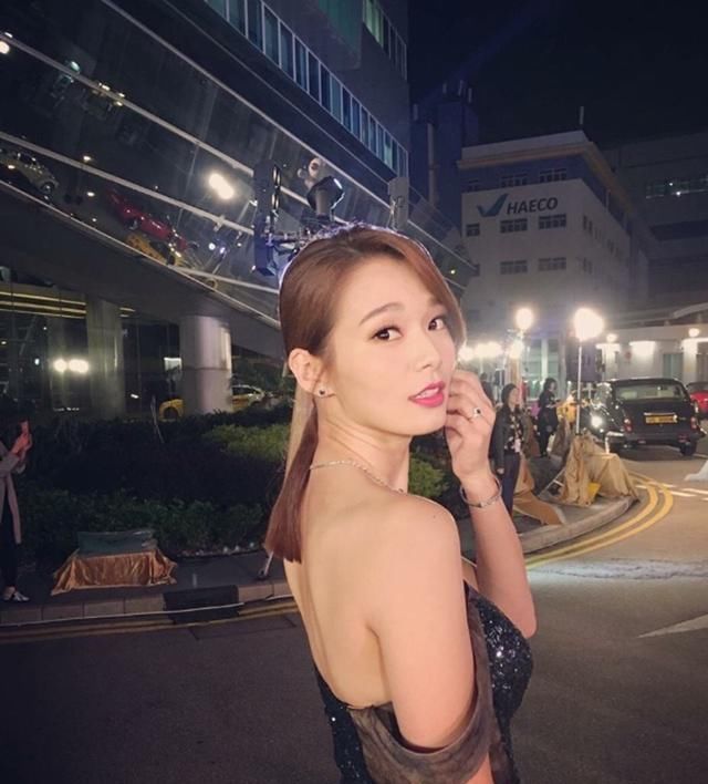 记者告诉她丈夫出轨，当晚她便宣布已经离婚，总共不超过6小时