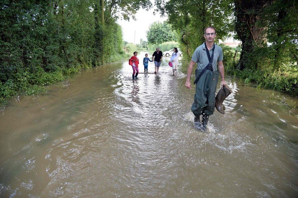 法国小镇遭遇洪水袭击 民众乘船避险