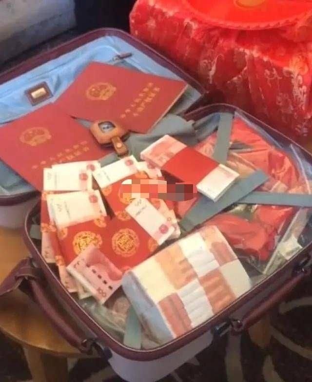 大衣哥儿媳回门宴造型曝光，唇红齿白身材高挑，比新婚造型还好看
