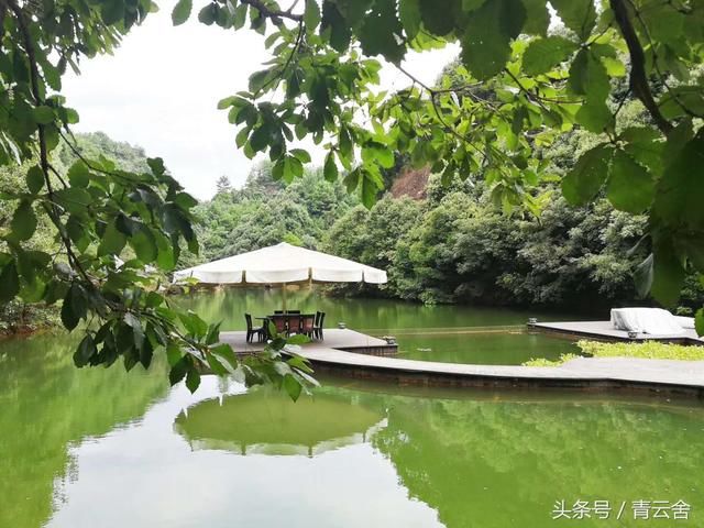 长在平江大山里的屋子，100米的山顶悬挑建筑，风景中生长的风景