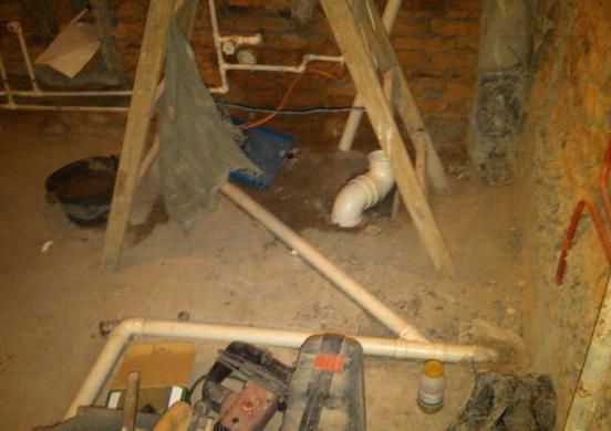 马桶位置不合适，我在楼板重新打了个洞，却被楼下业主投诉！气炸