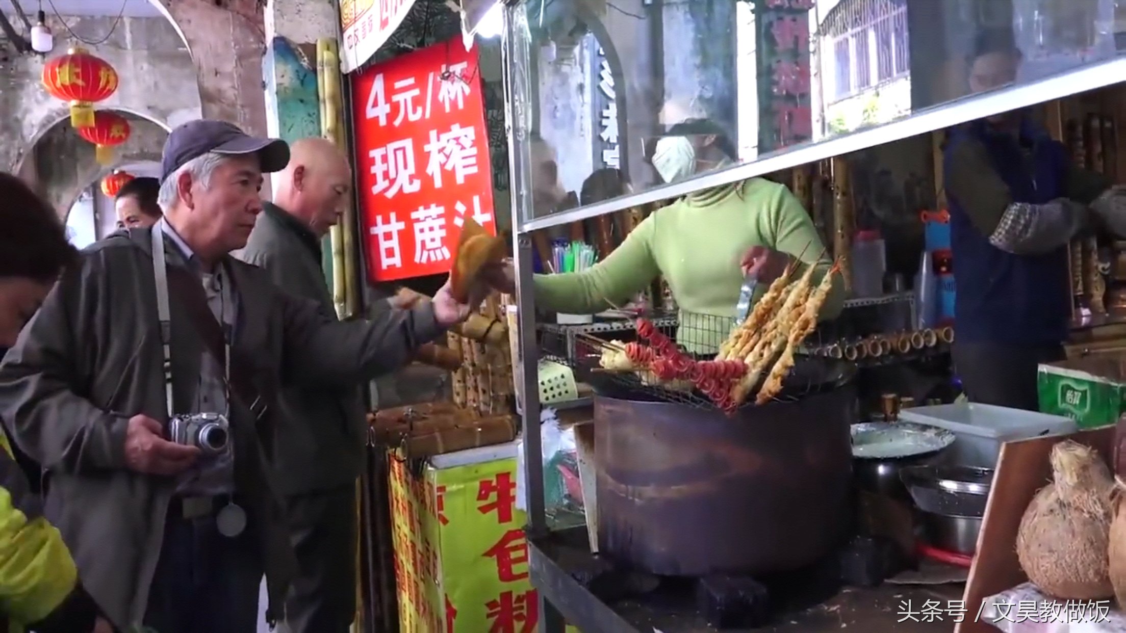 特受欢迎的街头美食，好多吃货都前来购买了，大姐都忙不过来