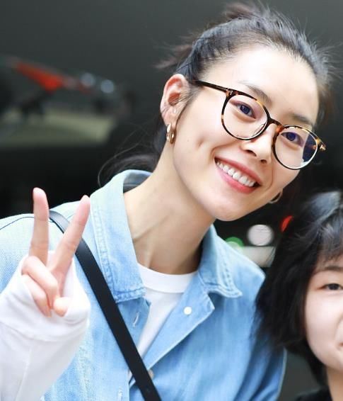 刘雯丸子头清爽减龄:清爽利落