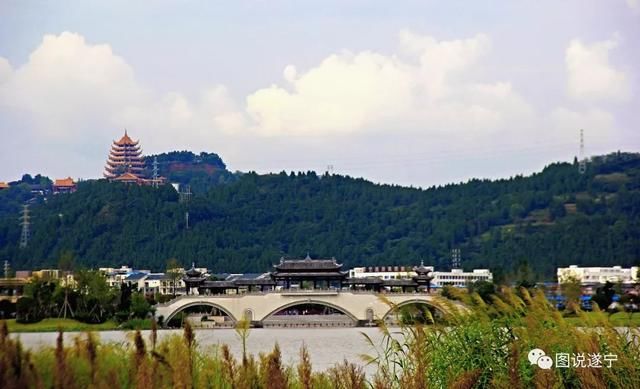 遂宁文旅水自望月廊桥过，人在莲里画里行