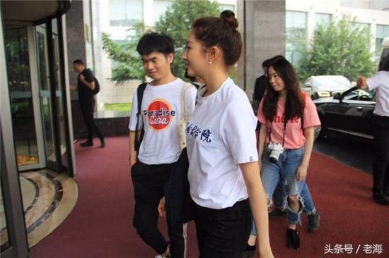 关晓彤参加活动因几字之差被网友质疑在北电是