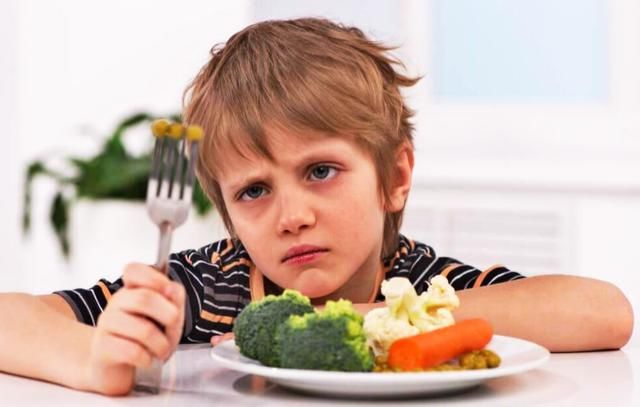 吃个饭还要追着喂，累不累?几招解决孩子不爱吃饭的问题