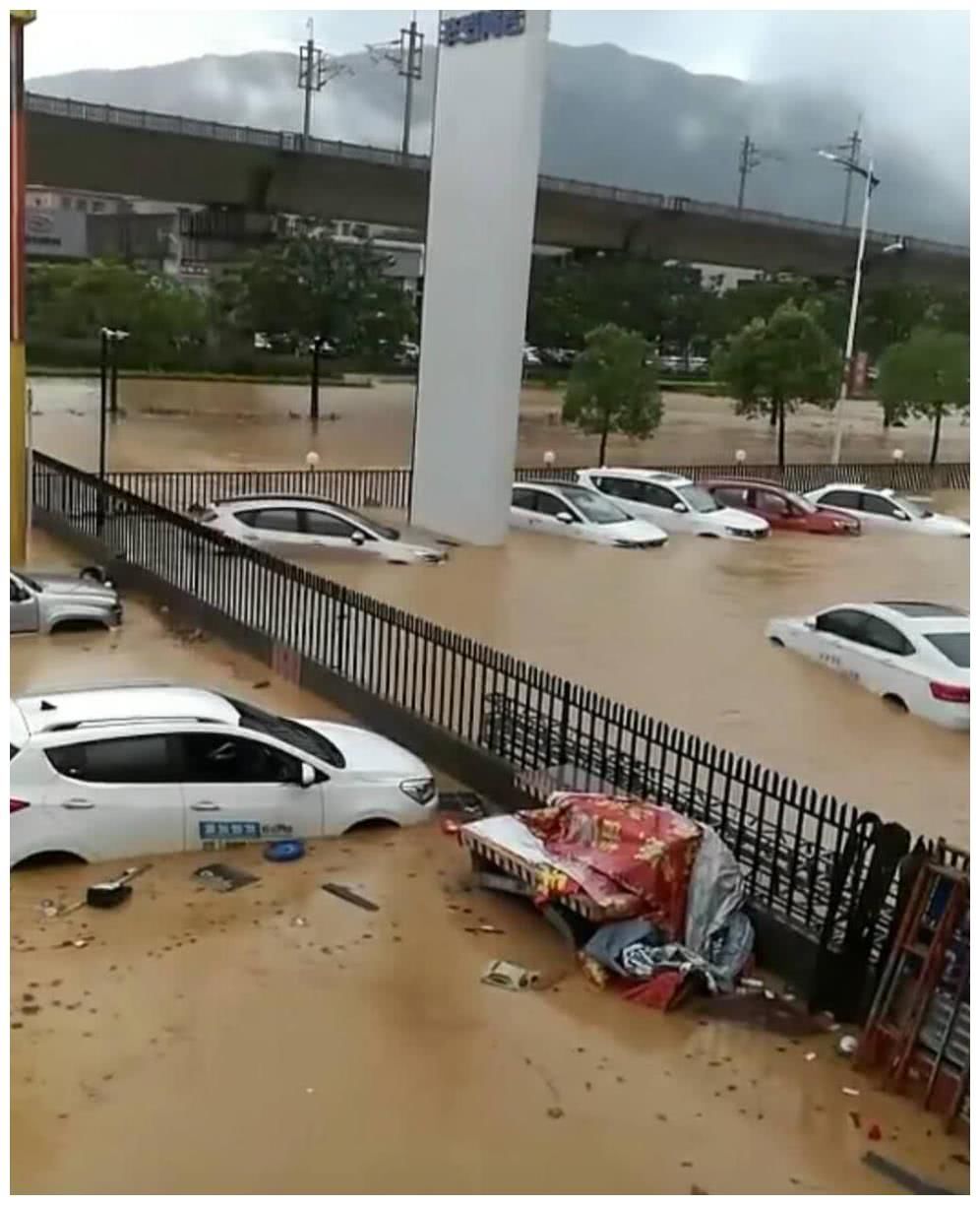 广东4 s店大雨滂沱,新车变成水浸汽车