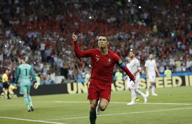 C罗连进三球让媒体跪服吹捧,但却依旧有人对他