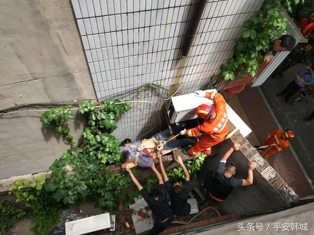 韩城:安装空调不慎坠楼 公安消防紧急救援