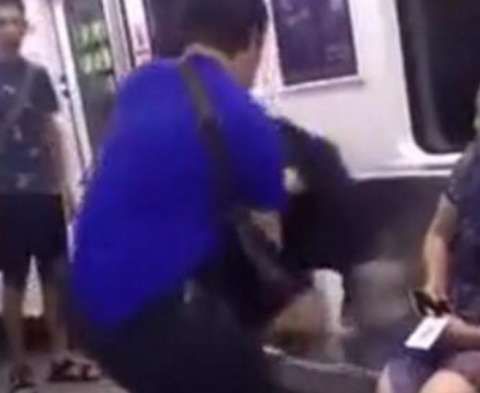 女大学生坐地铁被耍流氓,其他乘客的冷漠让人