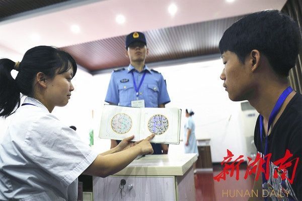 [衡阳] 衡阳80名大学毕业生接受直招士官体检 