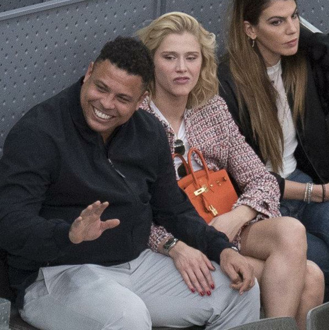 近日巴西球星罗纳尔多与女友一起观赛,祝福这