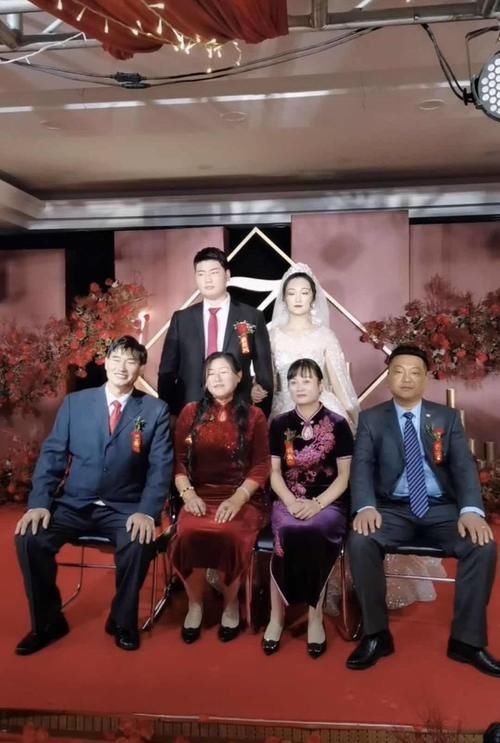 大衣哥儿子结婚，送房送车大手笔，儿媳富态像婆婆10万网友送祝福