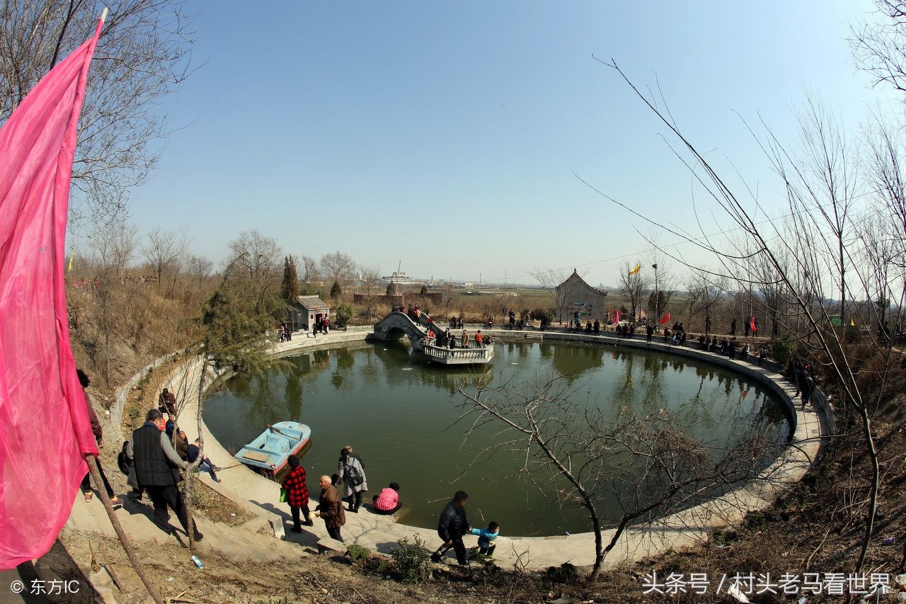 河南安阳县白龙潭庙会上，2000人同吃“大锅饭”