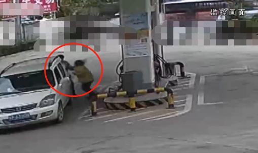 辱骂车下跪时被刮擦,奔驰员被加油加油到殴打面团视频教程揉圆图片