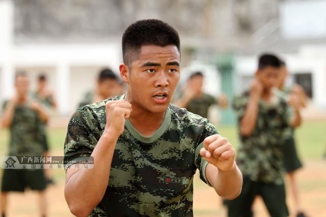 近身作战一招制敌 武警侦察兵擒拿格斗技真功