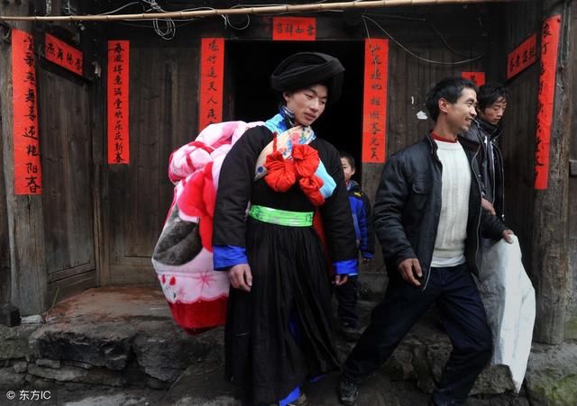 上门女婿的年夜饭：饺子汤泡煎饼，遇人就说我吃了顿最好的！