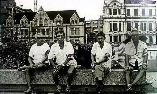 难看到的老照片:图1马路边烫发,图5大姐手里拿