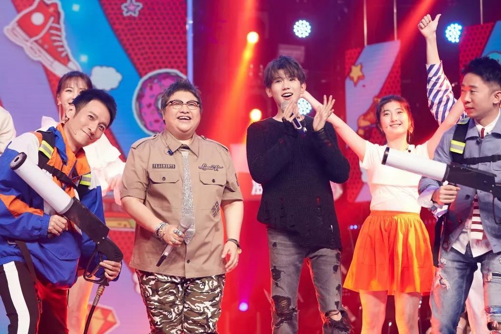 王源化身电话客服 和韩红惊喜合作小屁孩 我