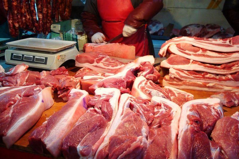 谁说新疆人过年不吃猪肉，就是越过年越便宜，24元一公斤随便挑