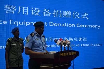 驻拉各斯总领馆向尼警方捐赠警用物资