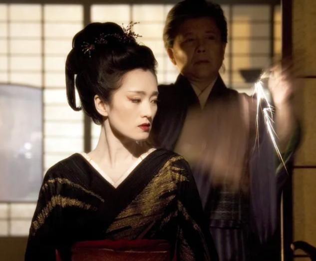 郎平大赞巩俐演自己太像了，演技获得郎平本人认可，巩皇罕见害羞