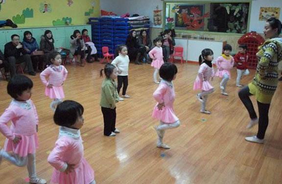 孩子几岁开始学舞蹈?父母不要以为越小越好,听