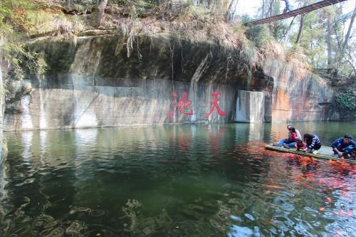 杭州这个地方曾经是一个采石场，如今却变成了养鱼的地方