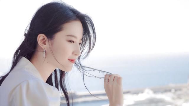 刘亦菲久违亮相活动!复古上衣配百褶裙,化身珠光宝气的中国公主 金百利国际娱