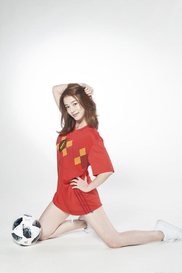 美女双主播化身比利时足球宝贝 唯独钟情欧洲红魔