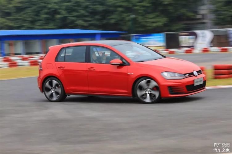 奥迪RS3和福克斯RS的评论区 竟然有不少人为