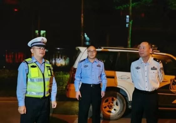 交警查处违法机动车