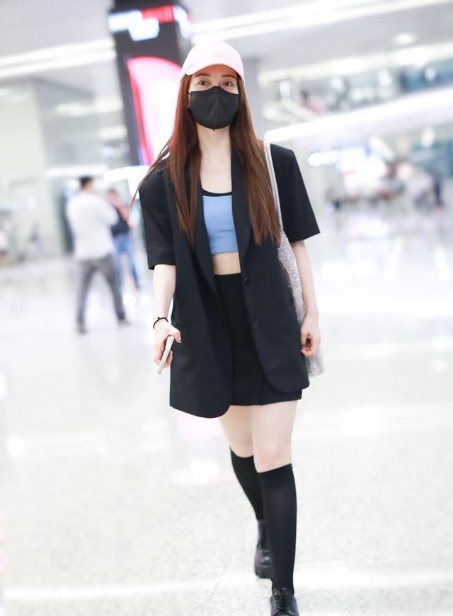 吴昕越来越敢露，露脐上衣显得肚子圆鼓鼓，好在女团腿很加分