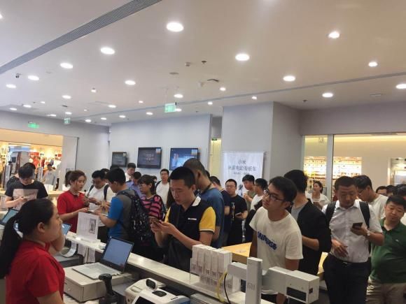小米首卖米8,现场销售火爆,线上米粉为之疯狂