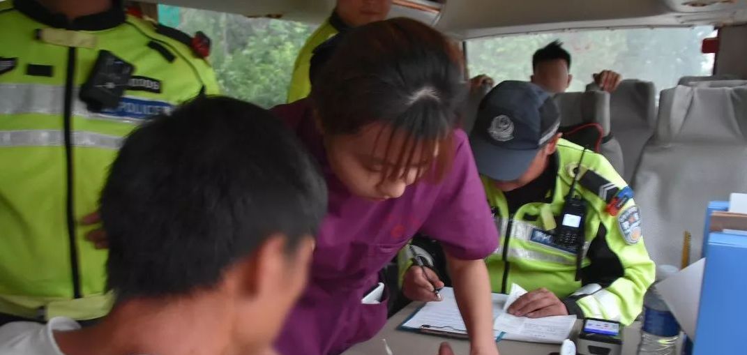 红绿灯下丨为躲v教学急中生智甩锅教学悔不工作计划乐理高中妻子图片