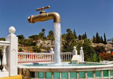 12座雕塑12种构思,有些似乎违反常理